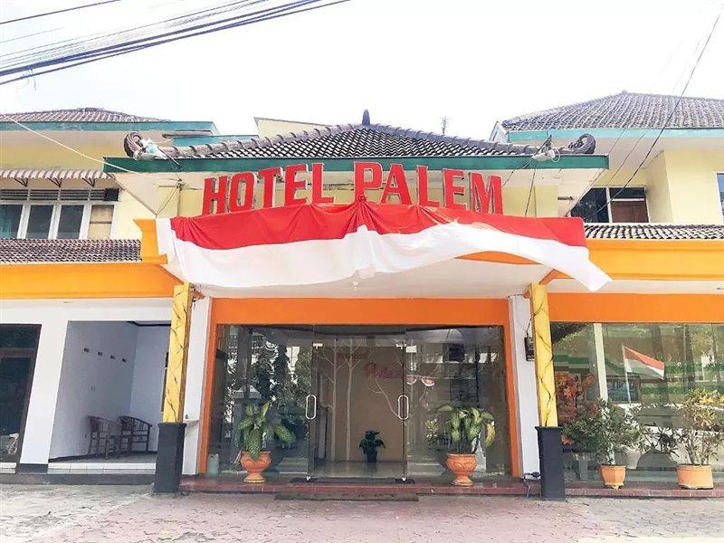 Hotel Palem 2 Syariah Malang Redpartner מראה חיצוני תמונה